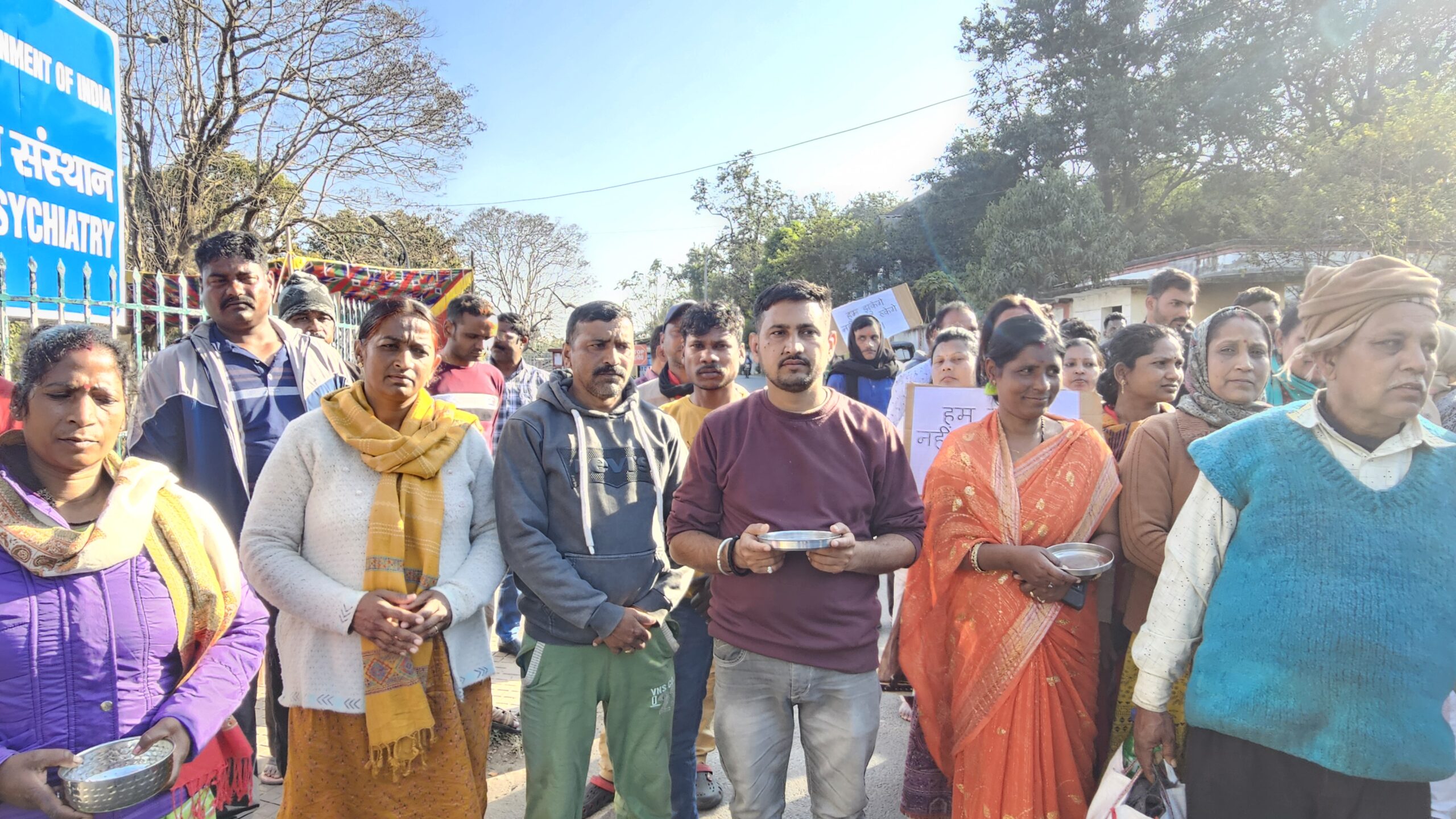 नौकरी से हटाए गए CIP सुरक्षाकर्मियों ने किया भिक्षाटन, विधायक ने दिया पुनः बहाली का आश्वासन