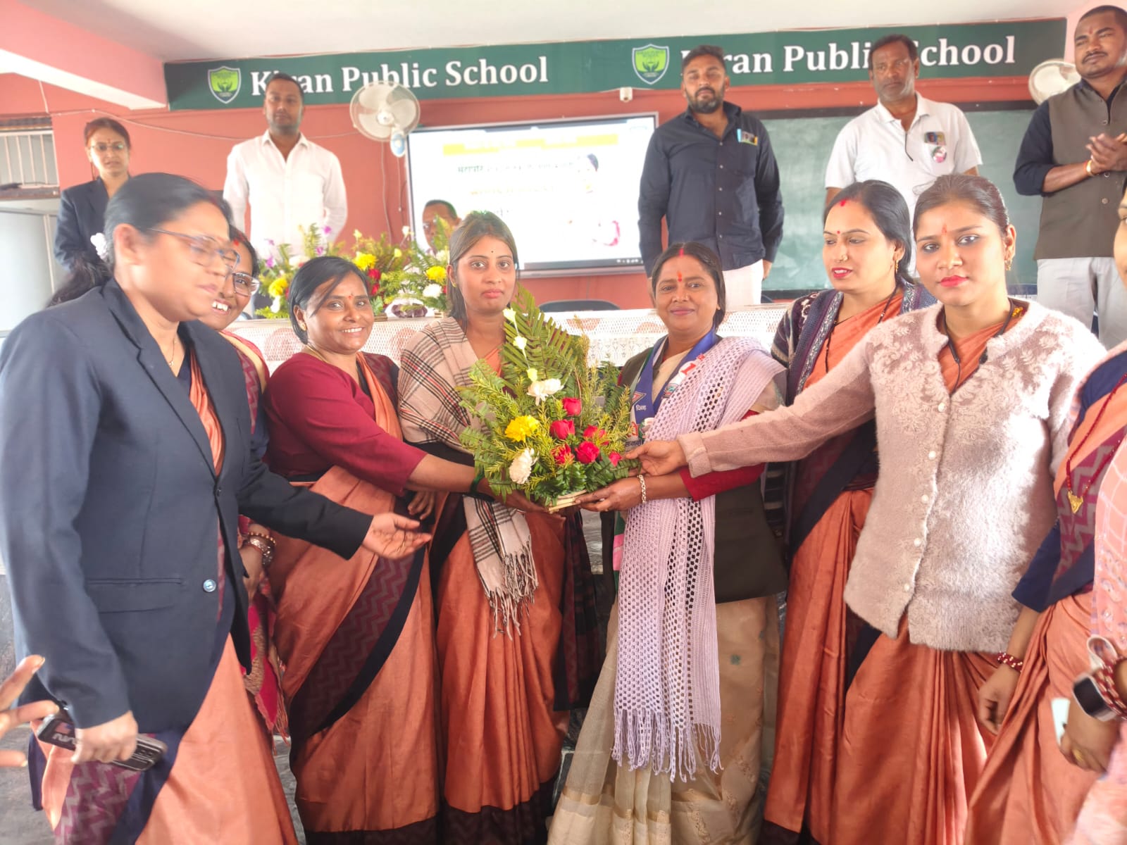 गिरिडीह के हर चौक चौराहे पर सिग्नल लाइट लगाने , यातायात व्यवस्था दुरूस्त करने का संकल्प के साथ मेयर प्रत्याशी प्रमिला मेहरा