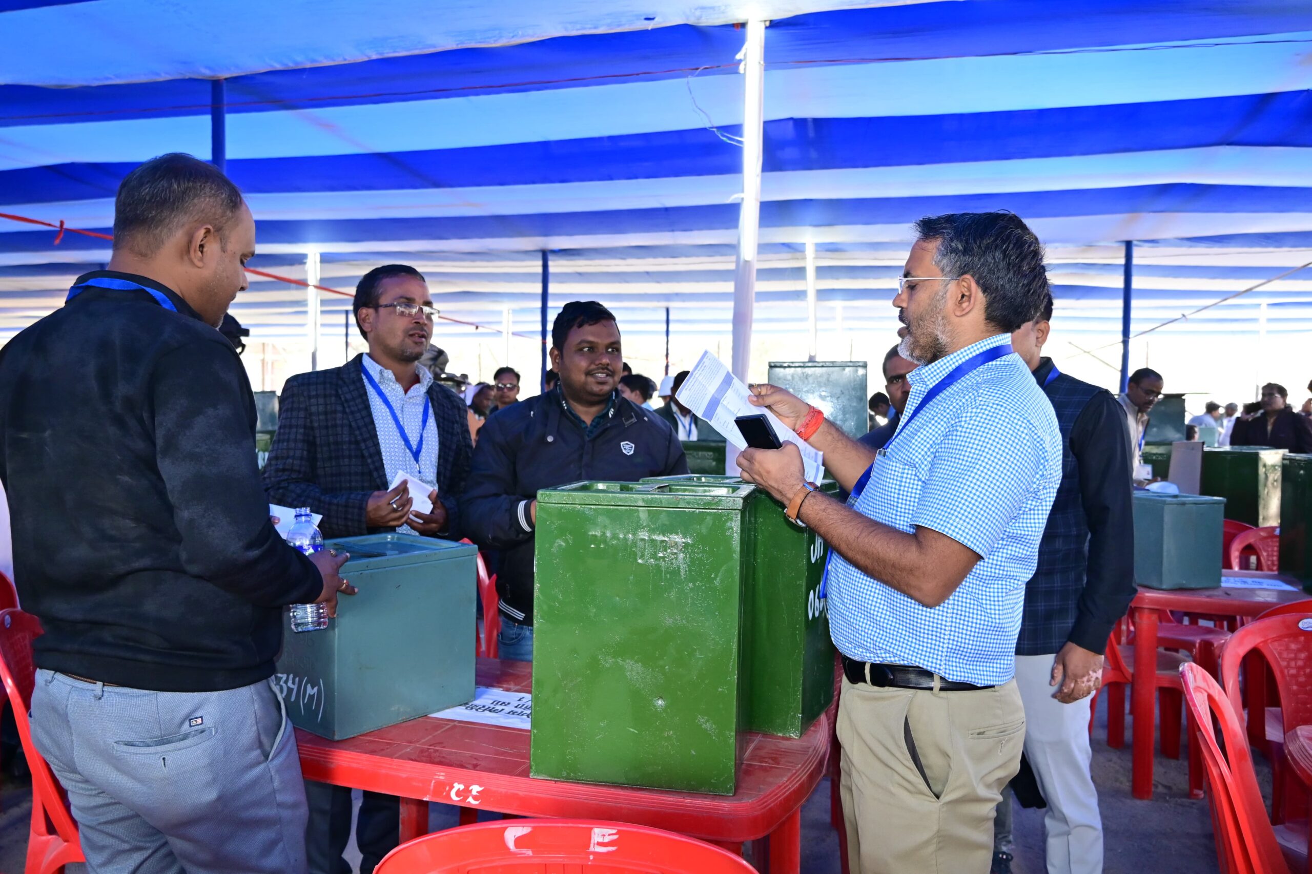 नगरपालिका आम निर्वाचन 2026 के सफल एवं निष्पक्ष संचालन को लेकर झंडा मैदान स्थित डिस्पैच सेंटर से मतदान कर्मियों को मतदान केंद्रों के लिए रवाना किया गया..