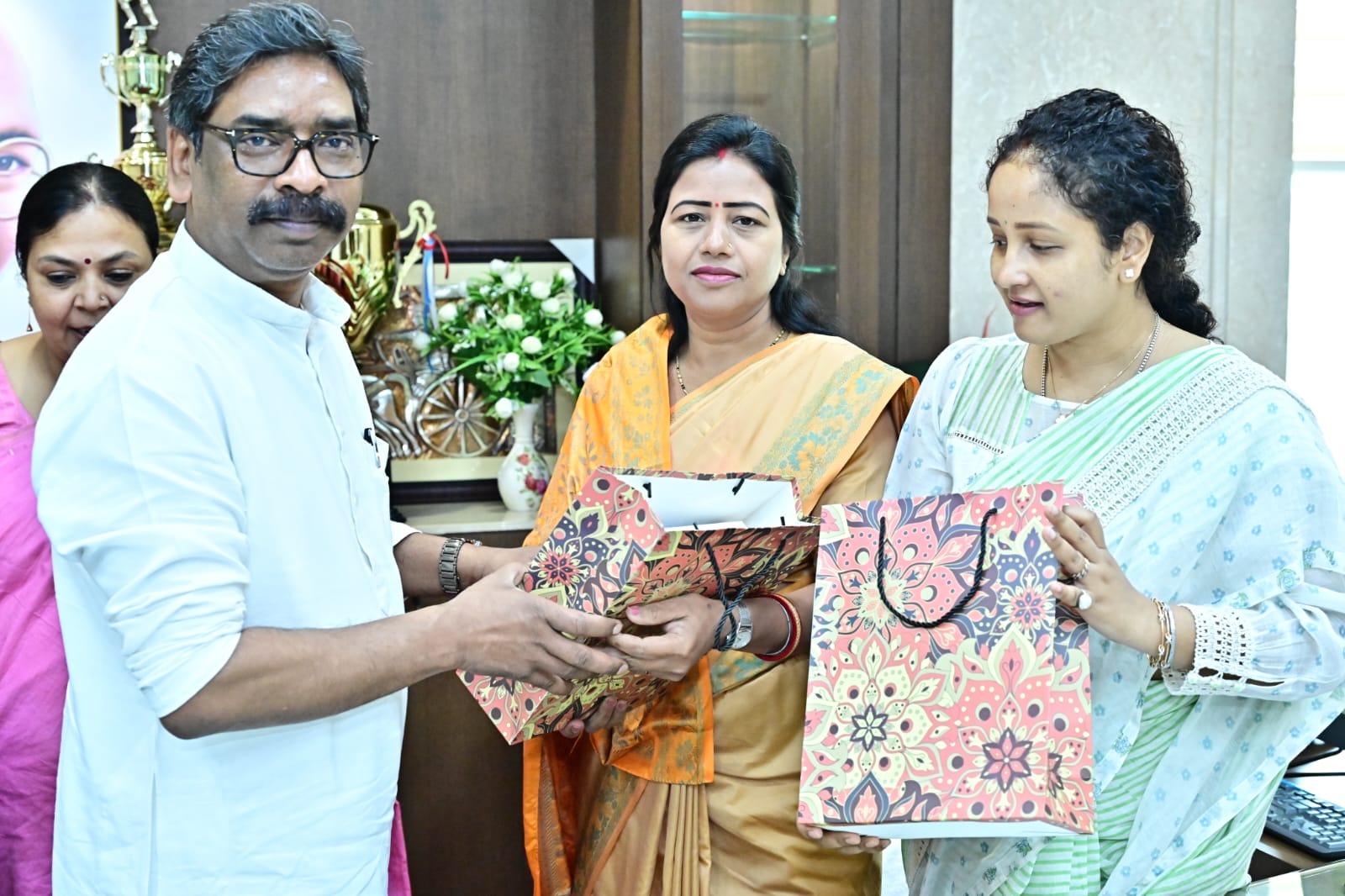 मुख्यमंत्री हेमन्त सोरेन से झारखंड विधानसभा की महिला सदस्यों ने की मुलाकात, दी महिला दिवस की शुभकामनाएं।