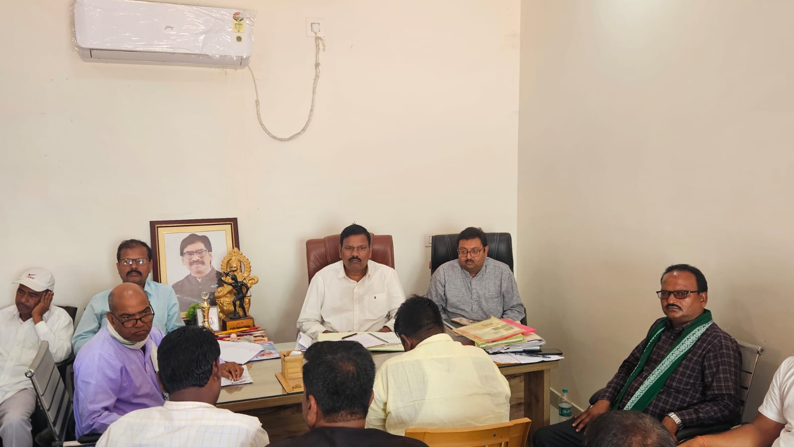 पूर्व विधायक के आवास पर JMM की महाबैठक,SIR और बूथ स्तर की मजबूती के लिए हर गांव में पहुंचेगा कार्यकर्ताओं का दस्ता