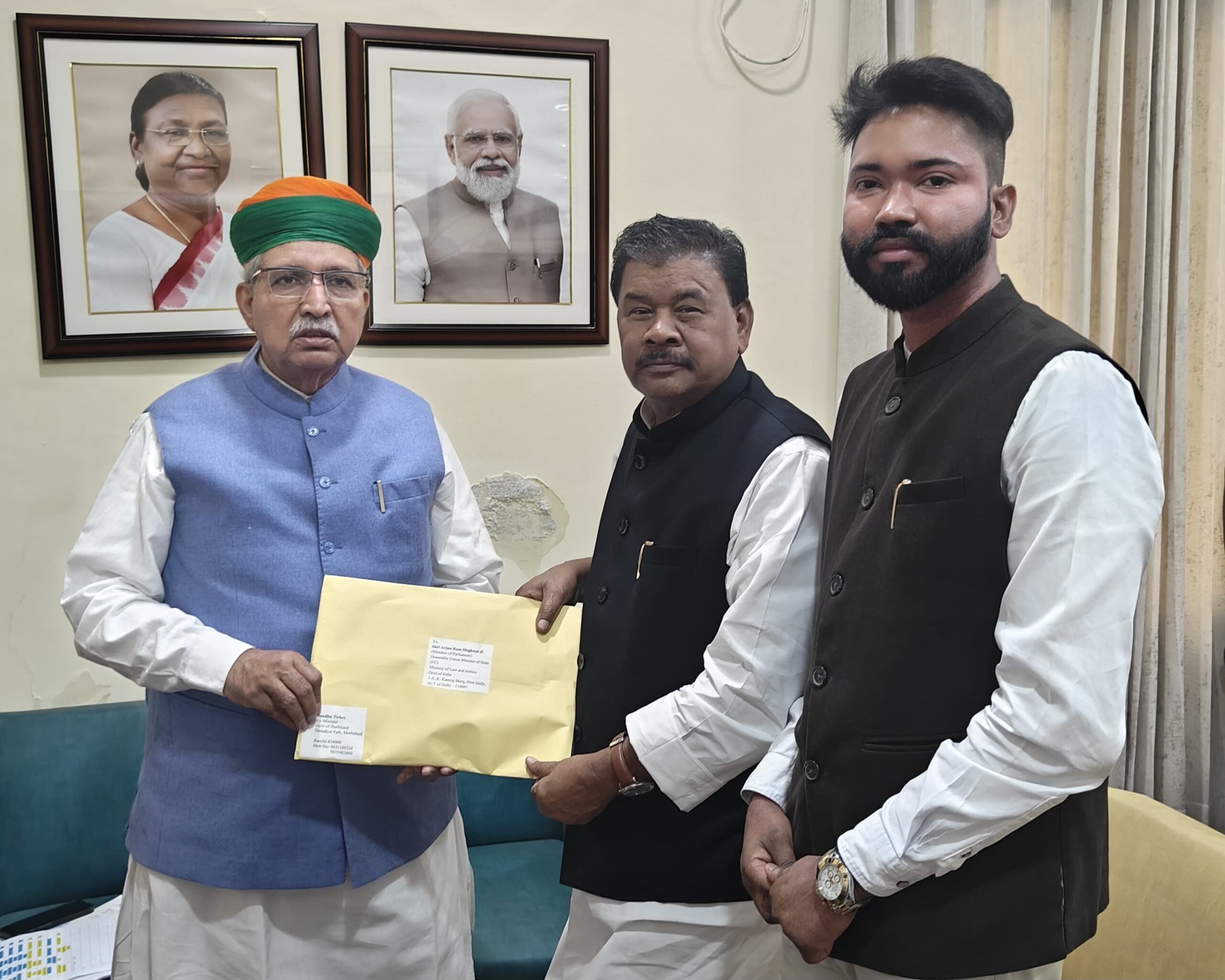 आदिवासियों के राजनीतिक वजूद को बचाने दिल्ली पहुंचे बंधु तिर्की, परिसीमन को लेकर केंद्रीय कानून मंत्री से की मुलाकात ।